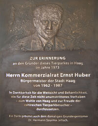 Erinnerungstafel, Gedenktafel, Gedenkplatte in Bronze mit Portrait, Grafik