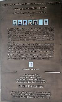 Gedenktafel für die Opfer des Brandanschlags vom 26.August 1984 in Duisburg, 2023, mit Künstlerin: Cana Yilmaz